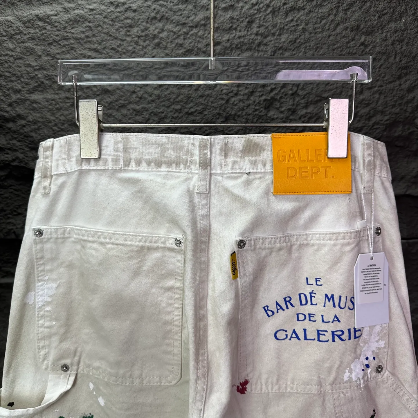 P260 GALLERY DEPT. 2025 new splash-ink hand-painted distressed couple style loose bootcut dirty jeans 🔥High version🔥High version🔥 Top ceiling quality Styles with different washed textures are very friendly to people with thin legs and thick legs. The loose version of the bootcut is very flattering. Moderate length that never goes out of style, easy to match with casually, basic styling for various styles, a must-have in the wardrobe! The fabric is stiff but also makes the upper body soft without losing texture. The washing process is even more perfect. It is a must-have item for everyone! ! ! Washed wheat, hang tag, pants label, complete with three labels, color: white, size: 28, 30, 32, 34, 36 (five sizes)